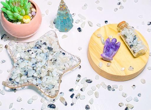 YATOJUZI Moonstone Aquarium Gravel Rocks Bulk Wholesale Tumbled Crystals Stones Chips Crushed Reiki Energy Balancing Gemstones for Planters Vase Filler Fountain Fish Tank Potted Decor 0.44LB