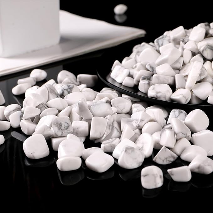 Erliway 100g Natural White Howlite Crystal Chips 7-9mm Tumbled Stones | Small Crushed Crystal Stone, Polished Crystals Chips for Fish Tank, Healing Tumbled Rocks for Reiki Jewelry Making Home Décor