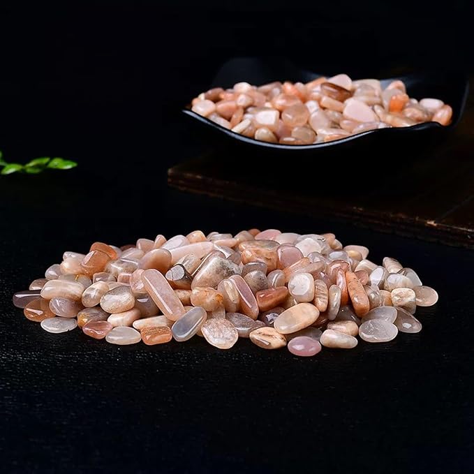 Erliway 100g Natural Peach Moonstone Crystal Chips 7-9mm Tumbled Stones | Small Crushed Crystal Stone, Polished Crystals Chips for Fish Tank, Healing Tumbled Rocks for Reiki Jewelry Making Home Décor