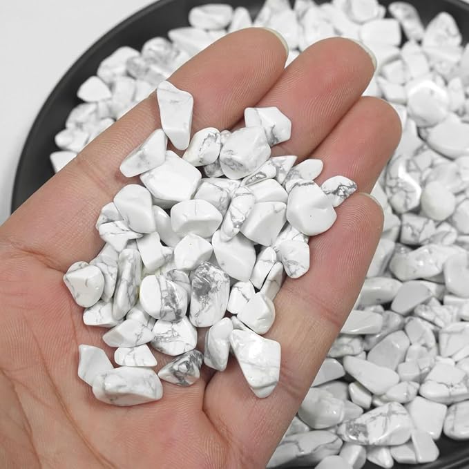 Erliway 100g Natural White Howlite Crystal Chips 7-9mm Tumbled Stones | Small Crushed Crystal Stone, Polished Crystals Chips for Fish Tank, Healing Tumbled Rocks for Reiki Jewelry Making Home Décor