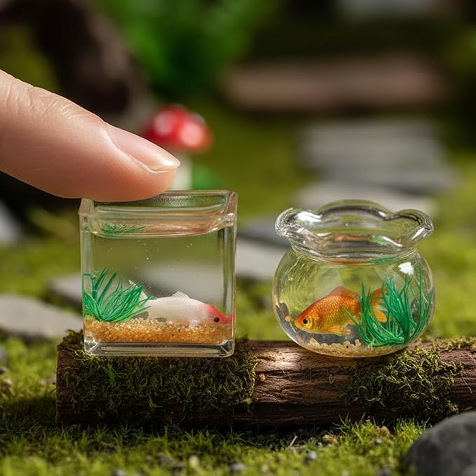 1/12 Dollhouse Fish Tank 2PCS Miniature Dollhoue Accessories Realistic Goldfish Bowl Resin Craft Random Fish Color, Micro Landscape Desktop Ornaments Décor for DIY Fairy Gardens & Model Displays