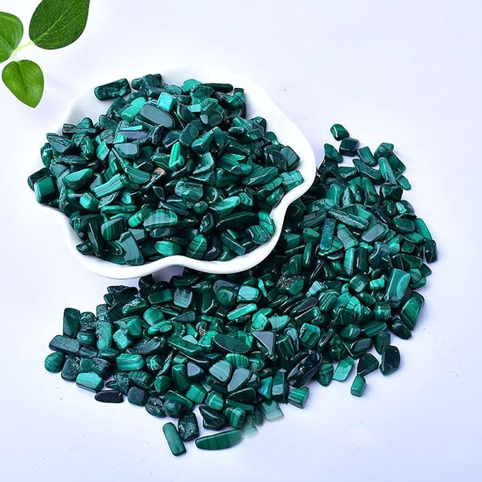 Erliway 100g Natural Malachite Crystal Chips 7-9mm Tumbled Stones | Small Crushed Crystal Stone, Polished Crystals Chips for Fish Tank, Healing Tumbled Rocks for Reiki Jewelry Making Home Décor