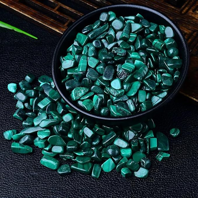 Erliway 100g Natural Malachite Crystal Chips 7-9mm Tumbled Stones | Small Crushed Crystal Stone, Polished Crystals Chips for Fish Tank, Healing Tumbled Rocks for Reiki Jewelry Making Home Décor