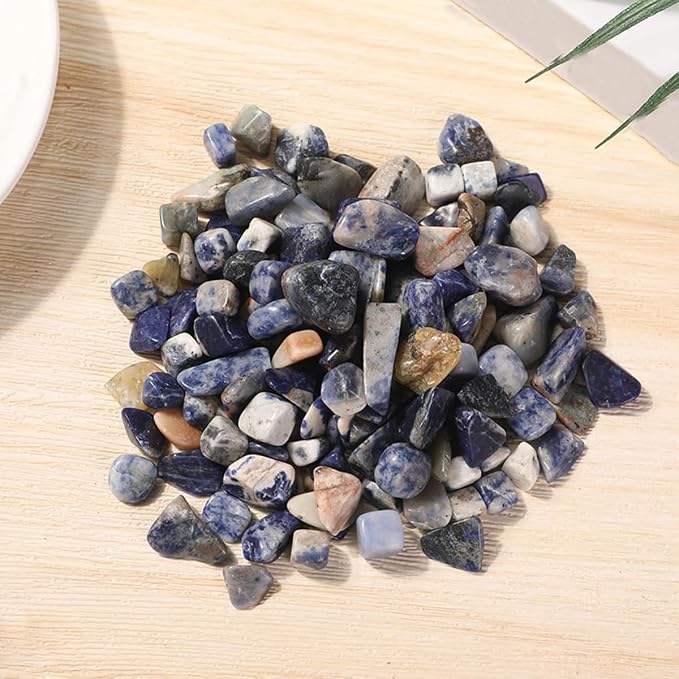 Erliway 100g Natural Sodalite Crystal Chips 7-9mm Tumbled Stones | Small Crushed Crystal Stone, Polished Crystals Chips for Fish Tank, Healing Tumbled Rocks for Reiki Jewelry Making Home Décor