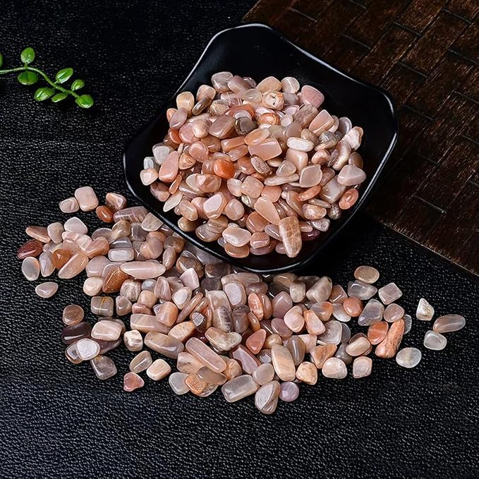 Erliway 100g Natural Peach Moonstone Crystal Chips 7-9mm Tumbled Stones | Small Crushed Crystal Stone, Polished Crystals Chips for Fish Tank, Healing Tumbled Rocks for Reiki Jewelry Making Home Décor